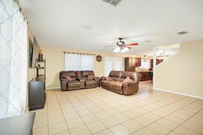 Building Photo - 2122 Mallorca Dr