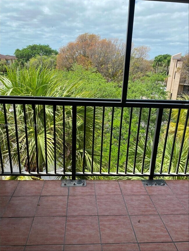 Building Photo - 14201 N Kendall Dr