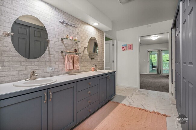 Building Photo - Charming Palmer Home!