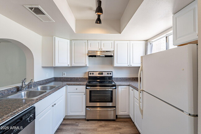 Building Photo - 1319 S Hardy Dr