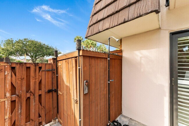 Building Photo - 1806 18th Ct