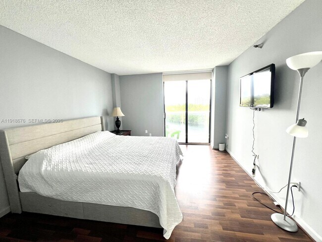 Building Photo - 20515 E Country Club Dr