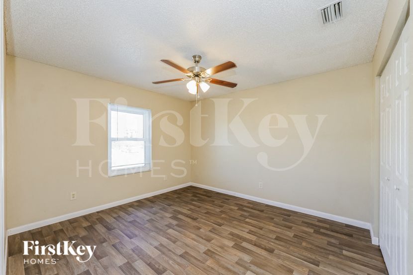 Building Photo - 4301 Tarpon Dr SE