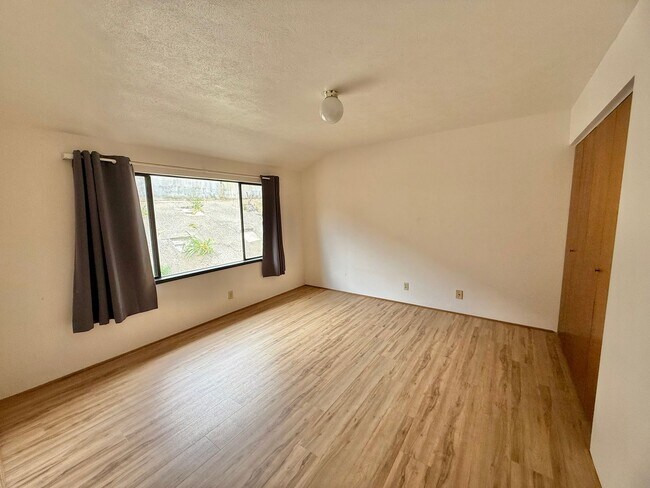 Building Photo - Pet friendly & Spacious - 3 Bedroom / 2 Ba...