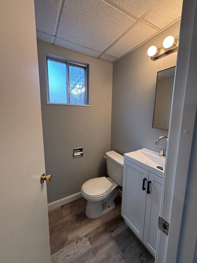 Building Photo - 4701 S Pointe Dr