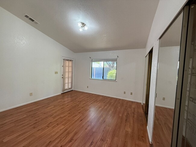 Building Photo - Get $400 Off Your 1st Month's Rent