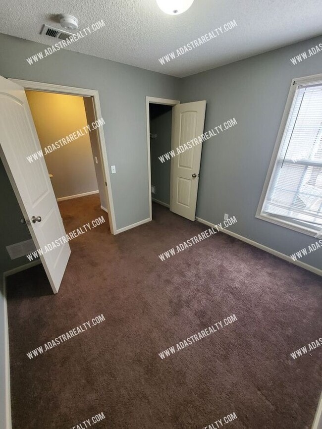 Building Photo - Beautiful Updated Townhome in Downtown KCK-Coming SOON!!