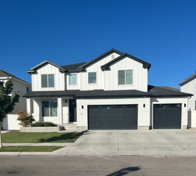 Primary Photo - Spacious 6-Bedroom Home in the Heart of Vi...