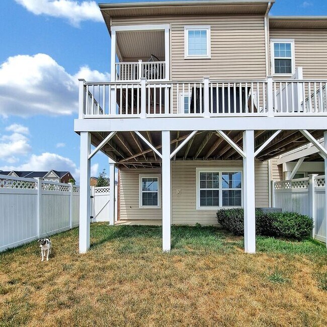Building Photo - Stately End Unit 3-Level Townhome, 3 Bedro...