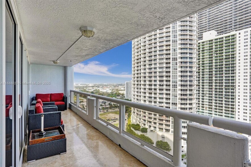 Building Photo - 1717 N Bayshore Dr