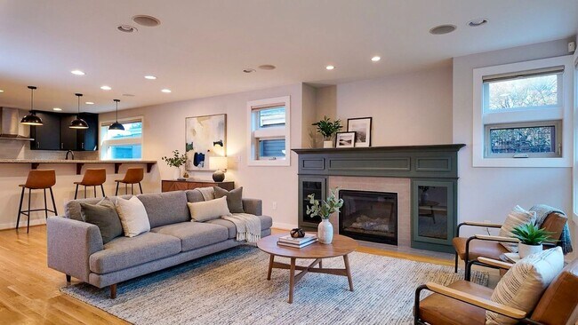 Building Photo - 3bd/2.5ba Seattle Townhome