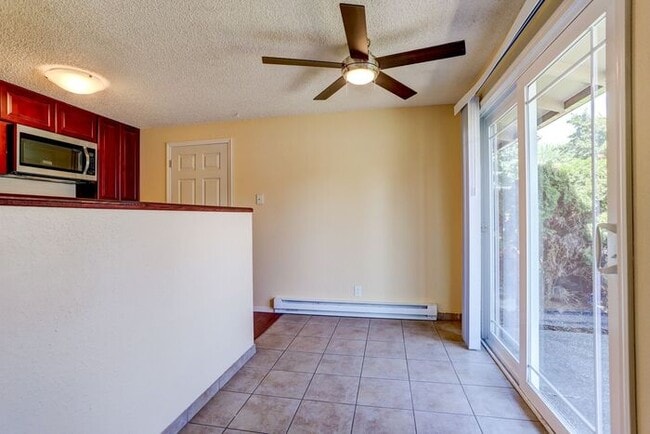 Building Photo - Remodeled Spacious 2 Bed 1 Bath In Quiet Community