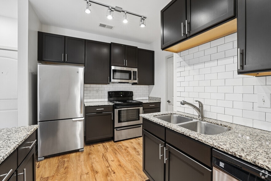 B1 2BR, 2BA - 1,072SF - Kitchen - 3343 Memorial