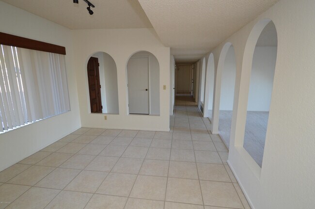 Building Photo - 7722 E Knollwood Cir
