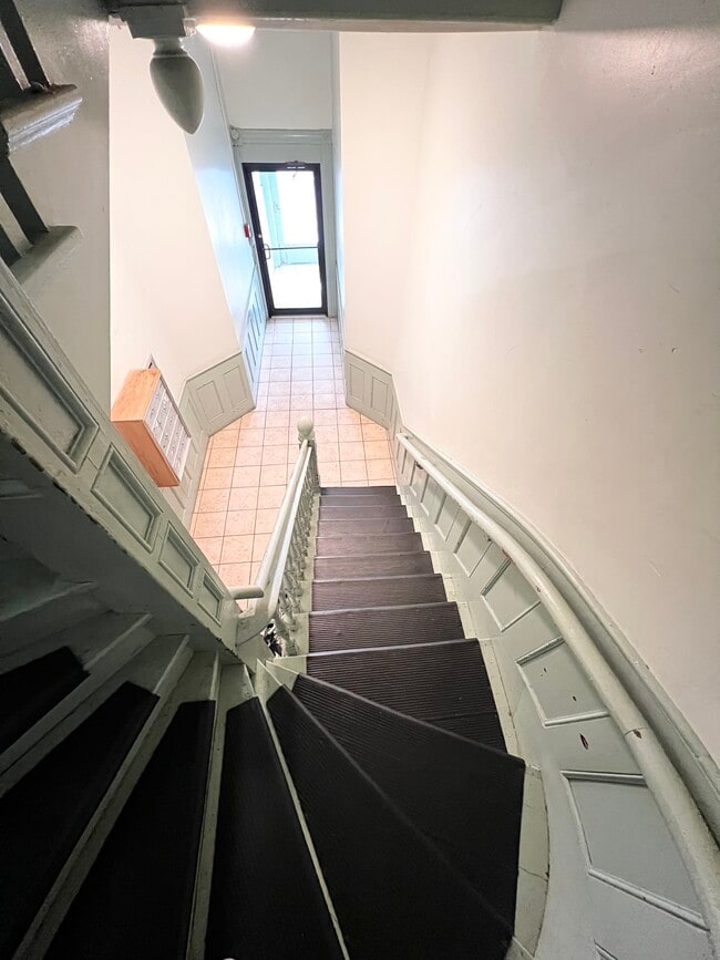 Building Photo - 696 Main St