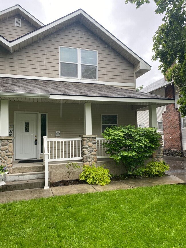 Building Photo - COMING SOON! South Hill Duplex with Garage & Utilities Included!