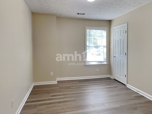 Building Photo - 820 Whitecrest Ct