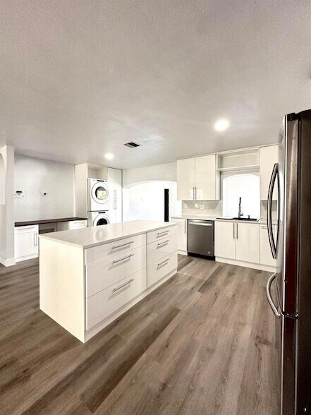 Building Photo - 1455 NE Silver Maple Way