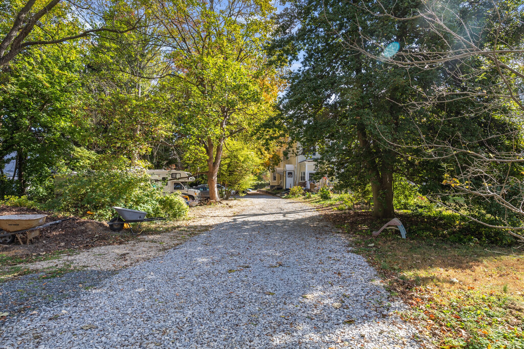 Building Photo - 131 W Walnut Ln