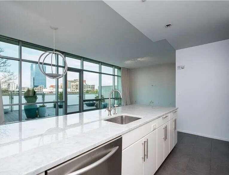 Building Photo - 300 E 3rd St