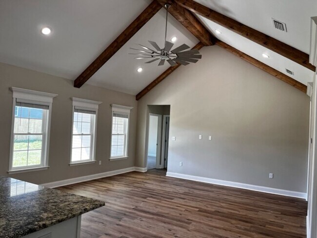 Building Photo - 4 Bedroom/3.5 Bath Home in North Lowndes C...