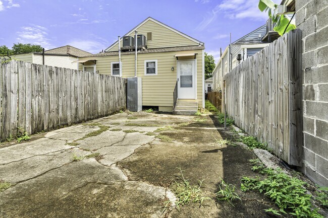Building Photo - 2646 St Philip St