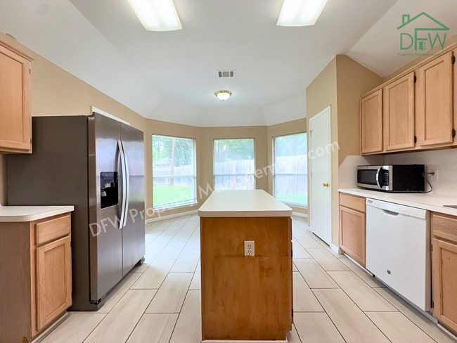 Building Photo - Charming Single-Story Home with Fireplace & Island Kitchen in Cedar Hill!