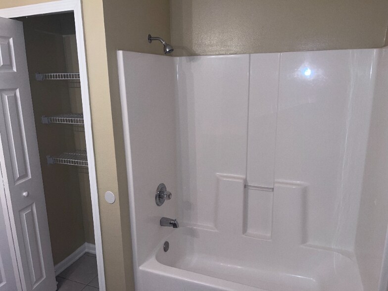 Building Photo - 1418 Manotak Point Dr