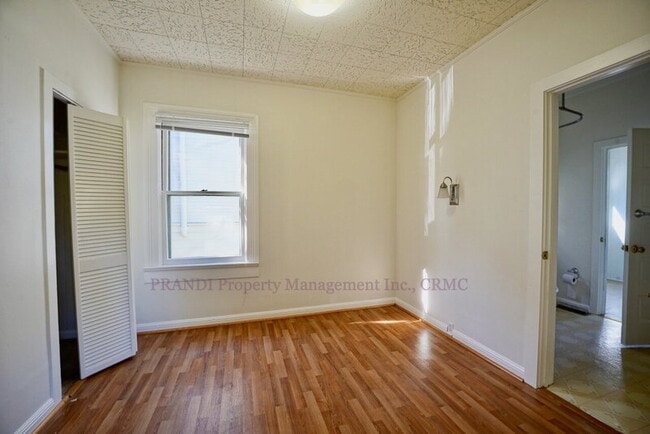 Building Photo - 106 Redwood Ave