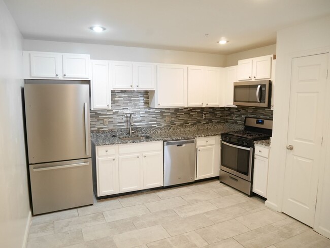 Building Photo - Move in Ready Townhouse!