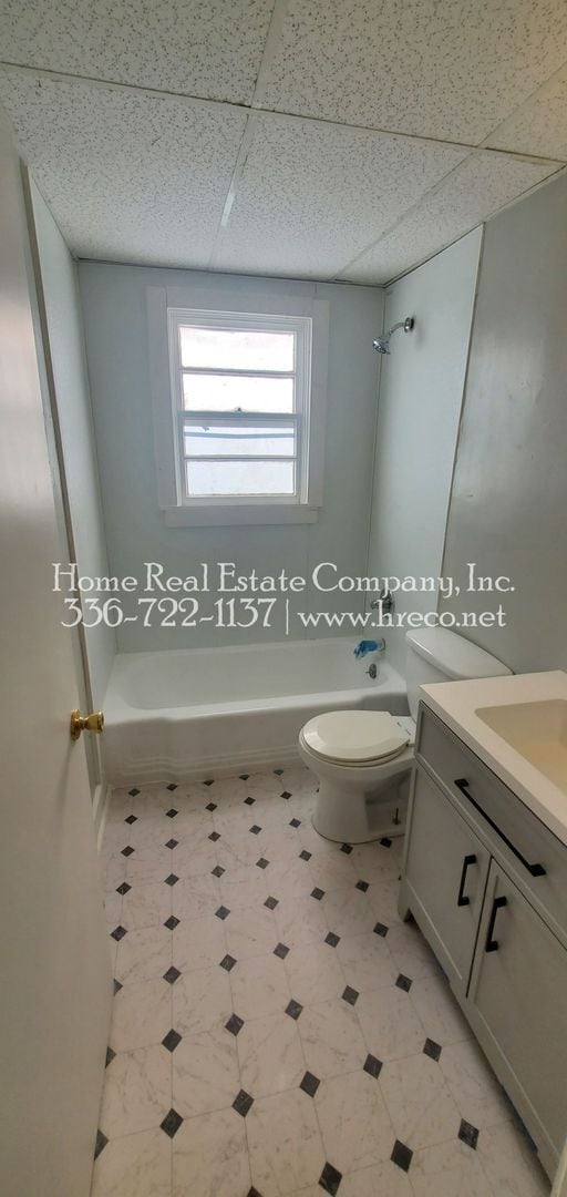 Building Photo - 832 Gray Ave NE