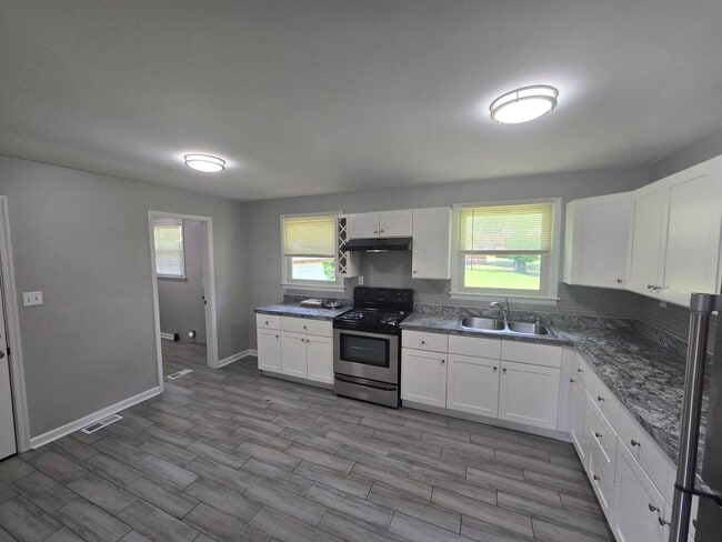 Building Photo - 3 bedroom in Petersburg