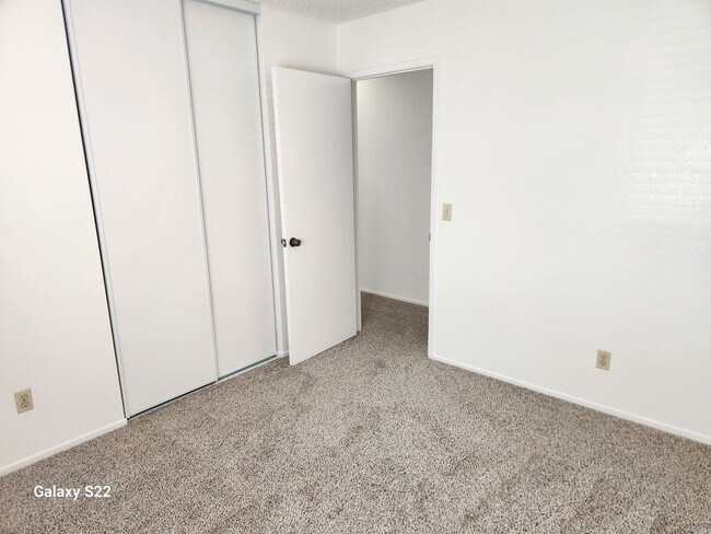 Building Photo - Bright and Cheery 4 bedroom, 2 bathroom ho...