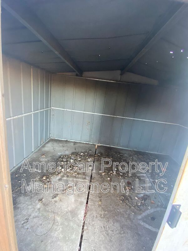 Building Photo - 1132 N Hickory Dr