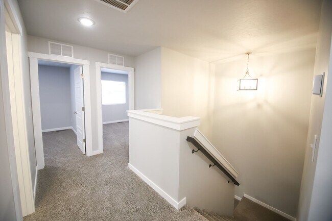 Building Photo - Baraya Townhomes: Modern Townhomes for Ren...