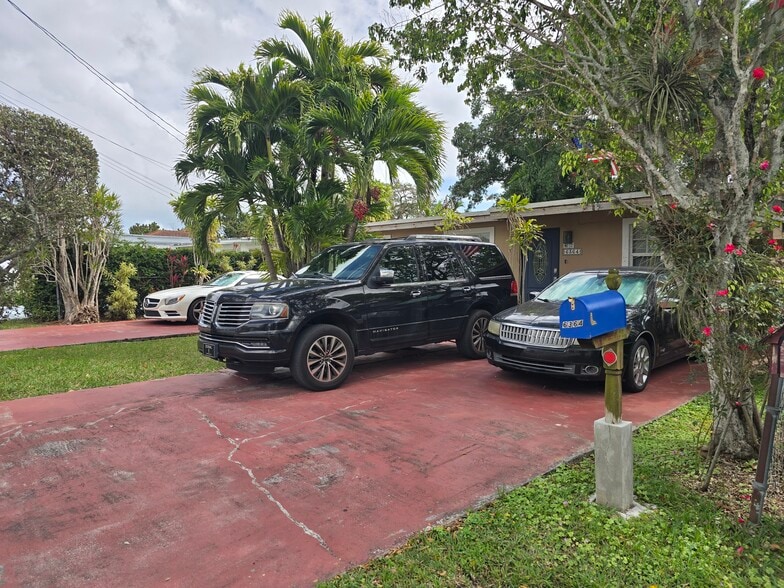 Building Photo - 6364 SW 33rd St