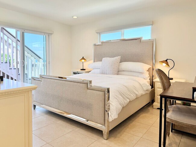 Building Photo - 3953 Sunset Ln