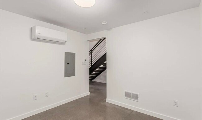 Building Photo - 1601 Park Ave