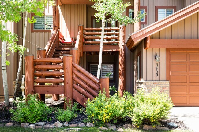 Building Photo - Modern Mountain Home in Desirable Pinebrook