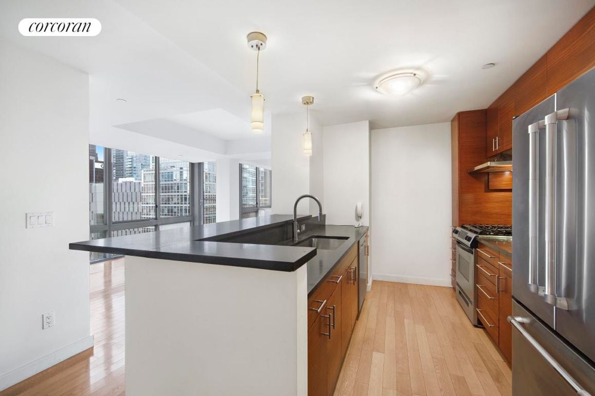 Building Photo - 225 W 60th St