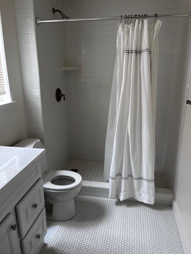 Building Photo - Charming Cottage for Rent in Montecito