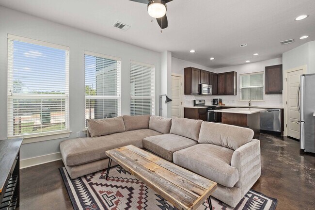 Building Photo - Modern condo, great location, fully Furnis...