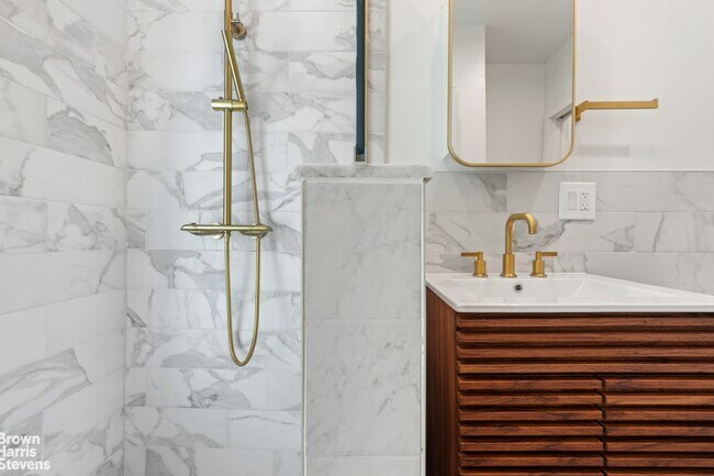 Building Photo - Renovated Sun-filled Duplex in BedStuy