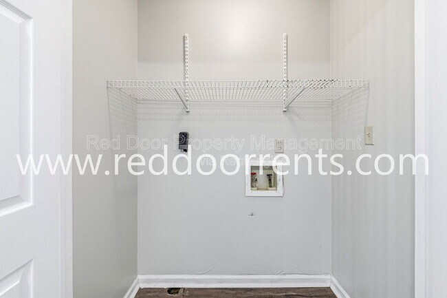 Building Photo - 231 Lark Dr