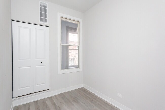 Building Photo - 816 W 18th St