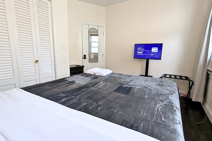 Building Photo - 108 Gotthart St