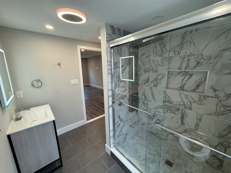 Master Bath - 2467 Amber St