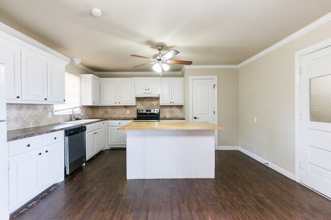 Building Photo - Well Kept House With HUGE bedrooms!