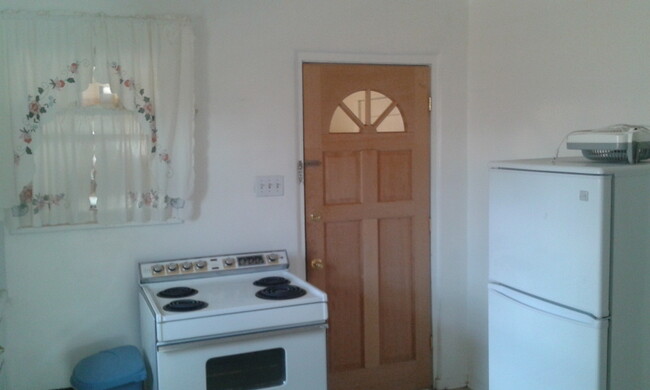 Building Photo - NOB HILL 2 bedroom 1 Bath 1271/SF UTILITIE...