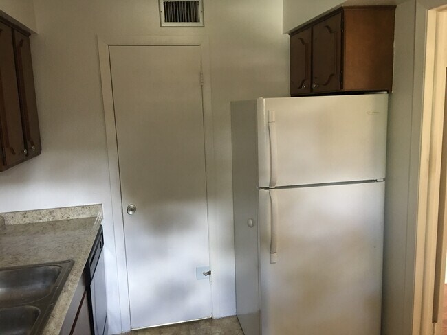 Building Photo - 2902 Airport Rd